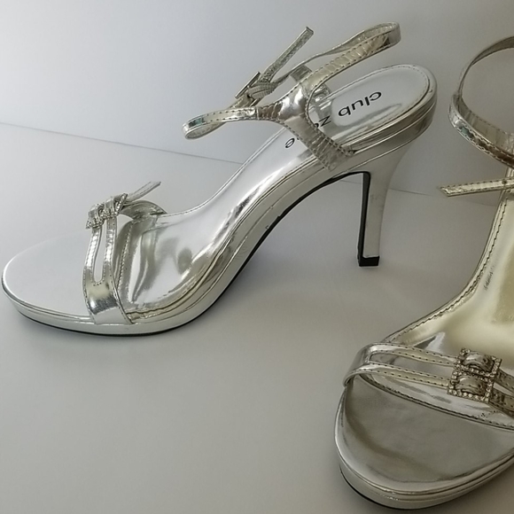 Silver Heels - Picture 2 of 4
